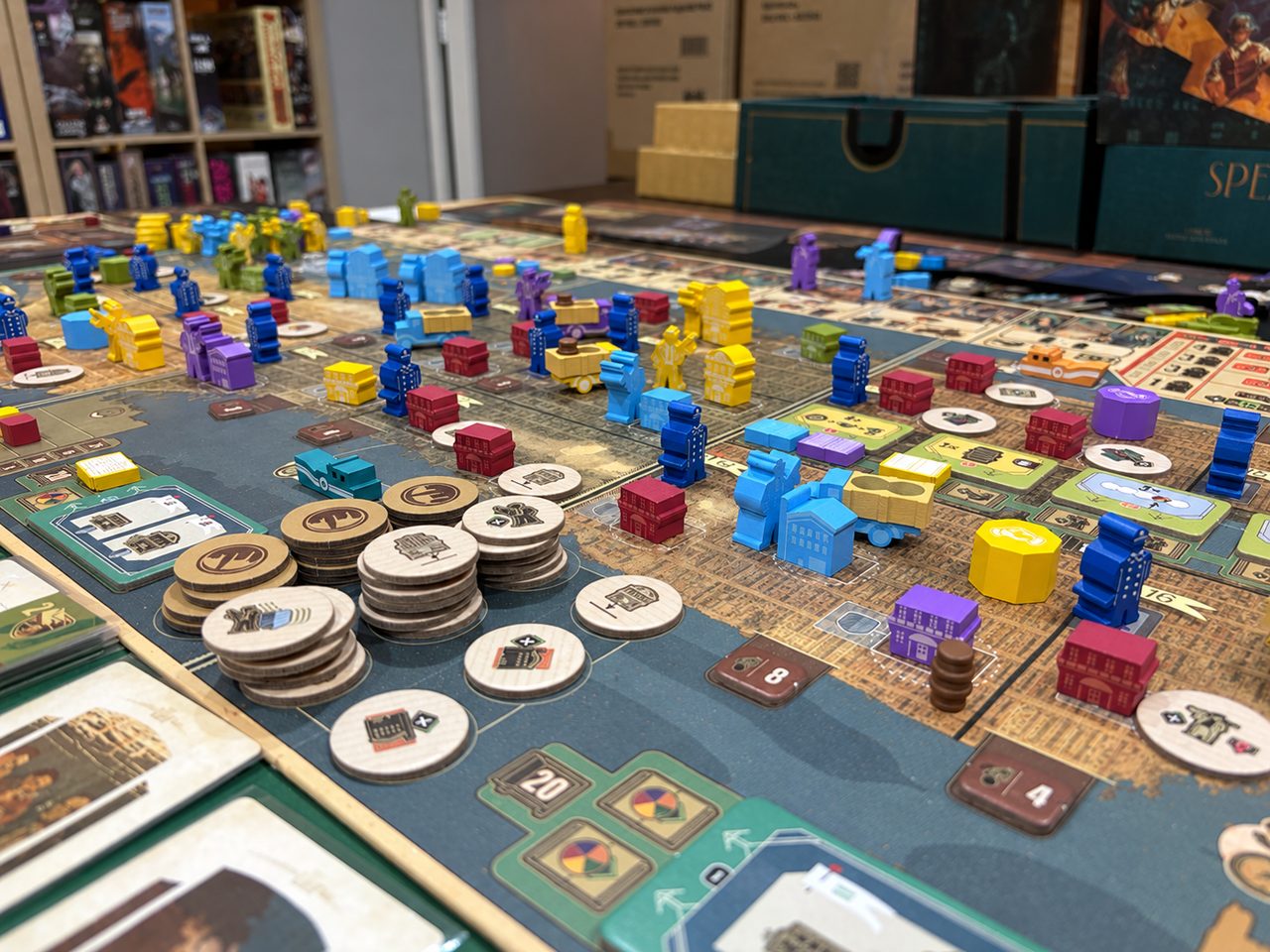 Mesa de jogo cheia de peças e cartas numa noite de jogos